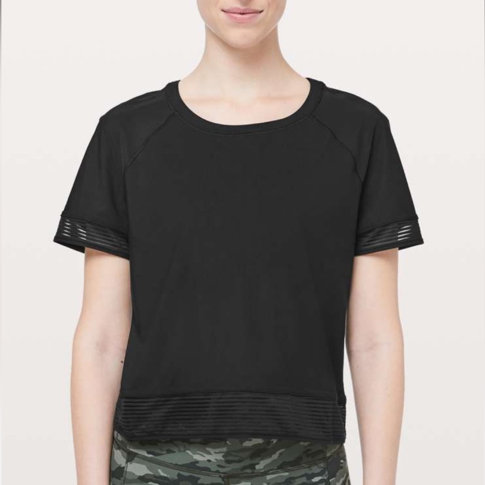 Lululemon Stripe In Stride Short Sleeve Black, size 6
